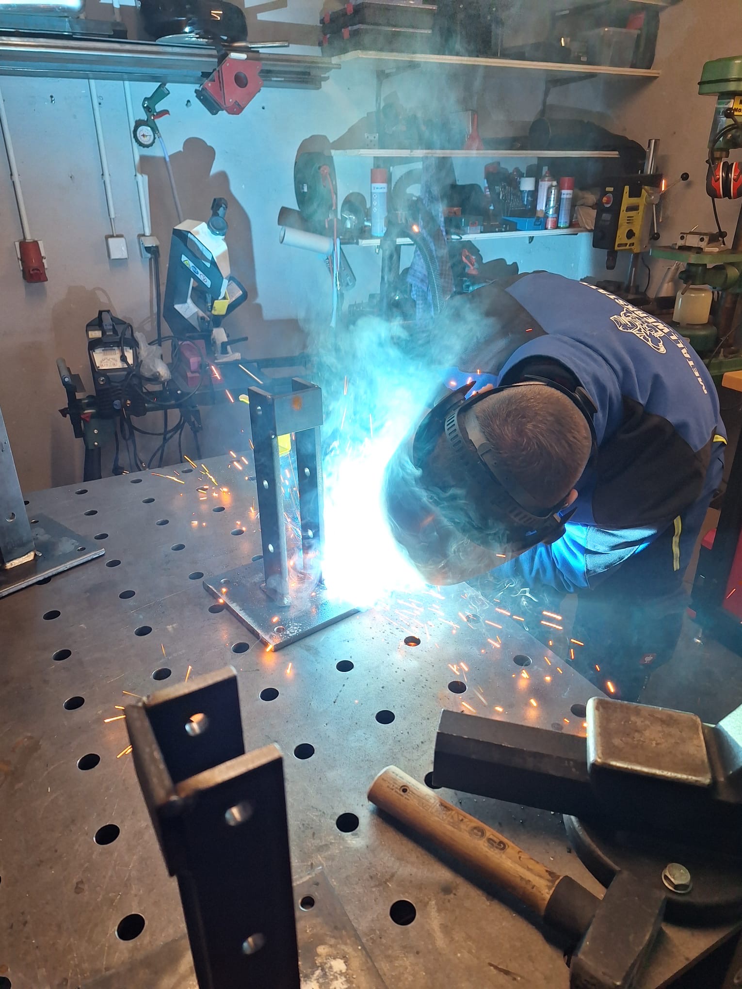 Pascal Jahn beim Schweißen in der Werkstatt